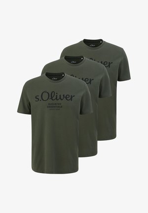 Tre olivengrønne t-shirts med kortærmet rund hals og teksten "s.Oliver Elevated Essentials Since 1969" trykt i sort på forsiden.