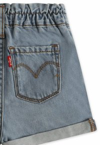 Shorts in denim di colore azzurro, con cintura elastica, una tasca posteriore singola e cuciture a contrasto. Presentano un'etichetta rossa con il marchio.