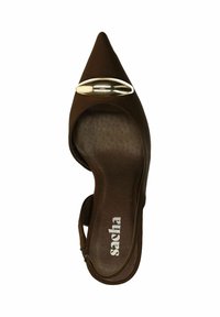 Bruine puntige hoge hakken met een glanzend zilveren accent aan de voorkant. Heeft een slingback ontwerp en een gladde, matte textuur.