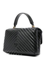 Schwarze Lederhandtasche mit diagonalem gestepptem Muster, ausgestattet mit einem oberen Griff und goldfarbenen Beschlägen. Kompakte, strukturierte Form mit geprägt Logo.
