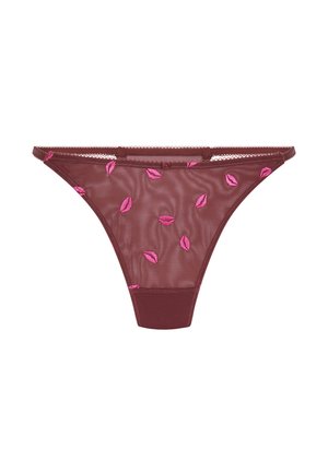 Bordeauxrode mesh-string met roze geborduurde lippenpatronen, kanten randafwerking en een zachte stoffen tailleband voor comfort.