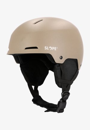 Beige SLOPE mærket skihjelm med sorte polstrede ørekapper og justerbar hagesnor med spænde.