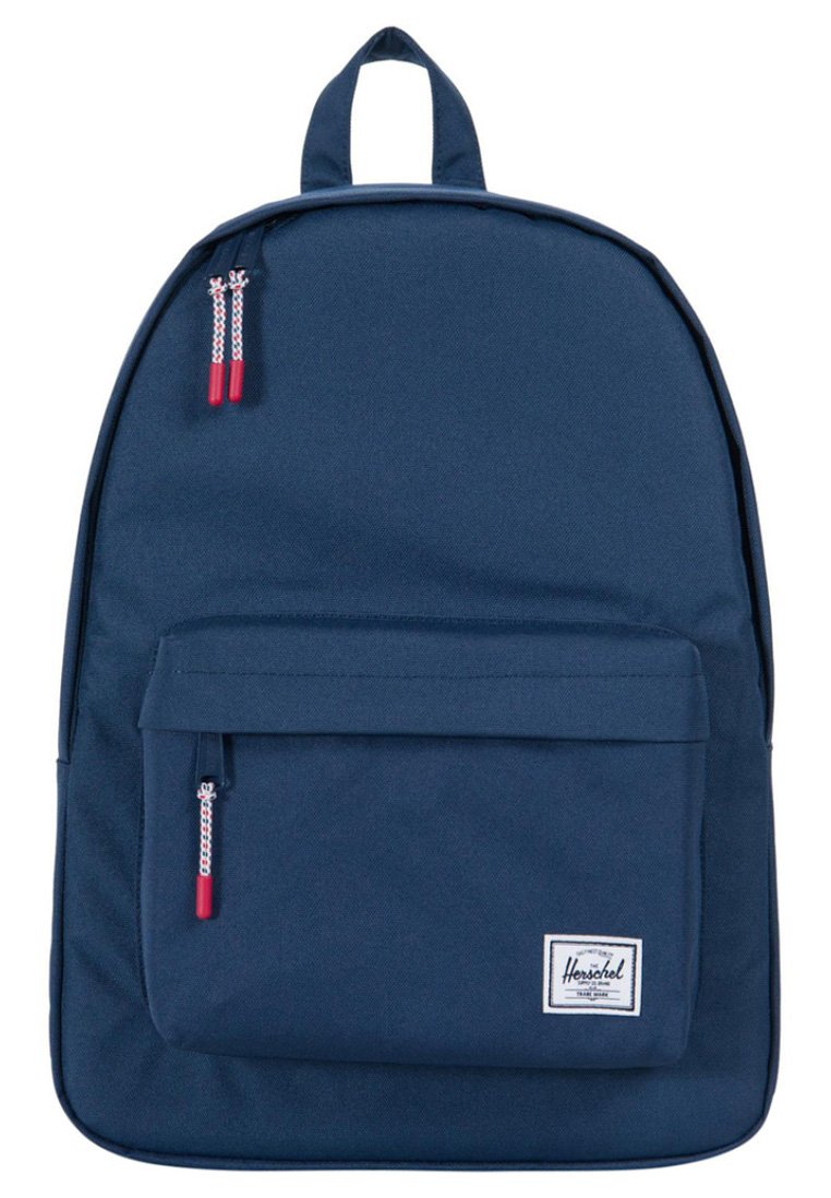 Sac à dos bleu marine avec poche zippée à l'avant, tirettes de fermeture éclair blanches et rouges, poignée sur le dessus et logo Herschel sur la poche avant.