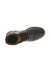 Stivaletto in pelle marrone con colletto imbottito, lacci con accenti arancioni e punta rotonda. Presenta una superficie testurizzata e un design della suola robusto.