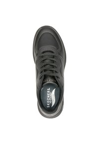 Scarpa sportiva nera con tomaia in pelle testurizzata, linguetta in mesh, chiusura con lacci a sei occhielli e soletta Air-Cooled ArchFit imbottita.