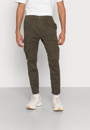 Pantalones cargo verde oliva con puños elásticos, múltiples bolsillos frontales y cierre de botón. Fabricados en suave tela de algodón.