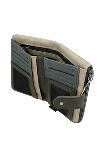 Cartera con cierre de cremallera, que presenta tejido verde y beige, múltiples compartimentos para tarjetas y una textura suave. Incluye una correa de muñeca desmontable.