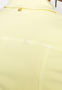 Rich & Royal Chaqueta vaquera - light yellow