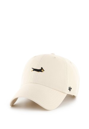 Crèmekleurige baseballpet met een kleine geborduurde zwarte en tan teckel aan de voorkant en een klein zwart logo aan de zijkant.