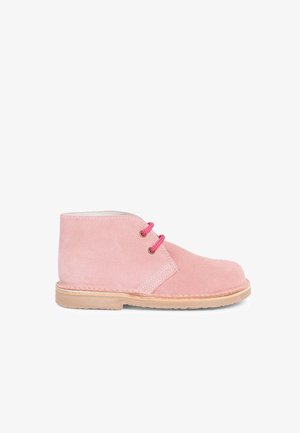 Lyserød ruskinds ankle boot med to øjer og klare lyserøde snørebånd, beige sål og synlige sting langs sålen og øverste kanter.