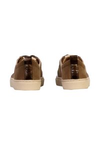 Sneaker in camoscio marrone con una striscia di accentuazione marrone lucido, suola beige e forma arrotondata, vista dal retro.