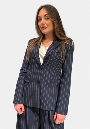 Giacca da abito navy a righe con due tasche frontali, chiusura a un bottone e rever a punta, realizzata in tessuto liscio con leggero lucido.