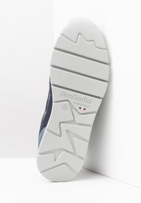 Sole delle sneaker NeroGiardini in gomma bianca, caratterizzata da un motivo a zigzag e una presa testurizzata. Le marcature includono "MADE IN ITALY" e la taglia 42.