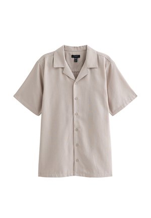 Camisa beige de manga corta con botones, cuello campestre y seis botones en la parte delantera, mostrada sobre un fondo blanco.