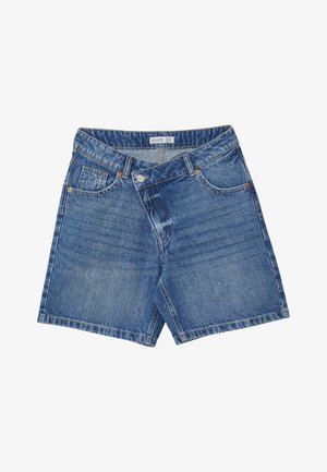 Shorts en denim bleu avec poches avant, petite poche pour pièces de monnaie, passants pour ceinture et fermeture par bouton, posés à plat sur un fond blanc.