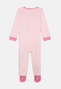 Body a maniche lunghe rosa con dettagli abbinati sulle estremità. Presenta una chiusura a bottoni sul retro e polsini rosa a contrasto. Tessuto morbido e liscio.