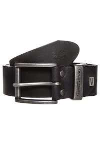 Zwarte leren riem met een matte afwerking, voorzien van een zilverkleurige metalen gesp en klinknagelaccenten, en een logodetail nabij de gesp.