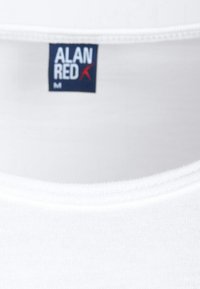 Witte katoenen T-shirt met ronde hals. Binnenlabel heeft "ALAN RED" in blauw en rood op een donkerblauwe achtergrond, maat M. Gladde textuur.