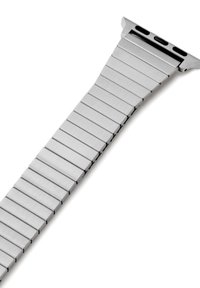 Bracelet de montre en acier inoxydable argenté avec des maillons entrelacés, surface plate et design épuré. Équipé d'une fermeture sécurisée et de sections uniformément espacées.