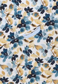 Bloemenstof met blauwe en zwarte bloemen en gouden bladeren op een witte achtergrond. Zachte textuur en lichtgewicht materiaal.