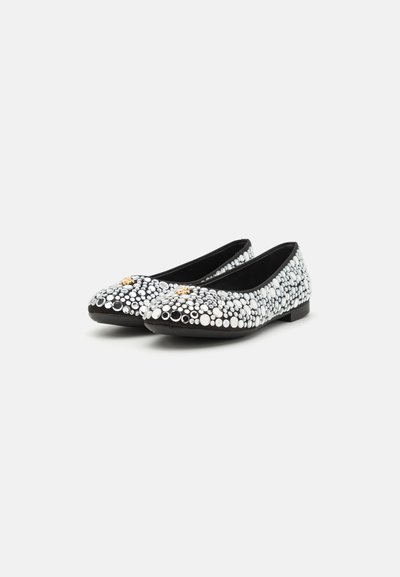 Bailarinas negras con tachuelas circulares plateadas, que presentan una superficie texturizada y un pequeño acento dorado en la punta. Diseño de suela plana.
