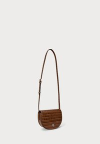 Borsa a tracolla in pelle sintetica marrone effetto coccodrillo, con una forma arrotondata e strutturata, tracolla regolabile e una parte anteriore con logo ben visibile.