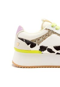 Sneaker bianco con un accento viola sul tallone, pannello laterale con stampa animale, dettagli glitterati oro e suola verde lime. Materiali testurizzati presenti.