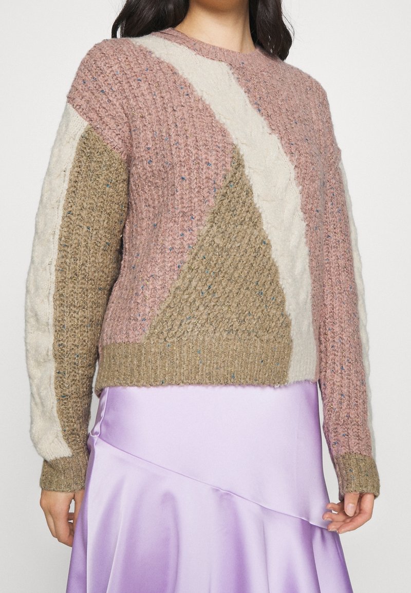Strickpullover mit geometrischem Design in Pink, Creme und Beige. Die Textur umfasst Zopfmuster-Details und einen gerippten Saum.