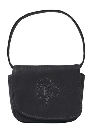 Borsa a tracolla rettangolare nera con chiusura a patta e iniziali stilizzate ricamate sul davanti, dotata di una singola tracolla per il trasporto.