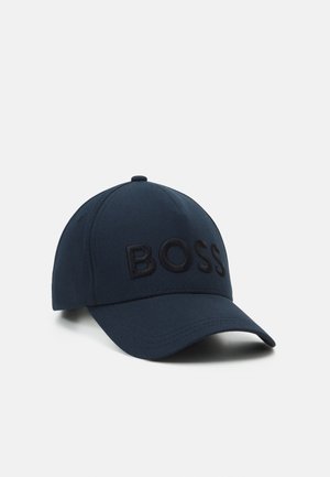 Marineblå baseballkasket med buet skygge og forhøjede sorte "BOSS" bogstaver på frontpanelet, vist på en ensfarvet lys baggrund.