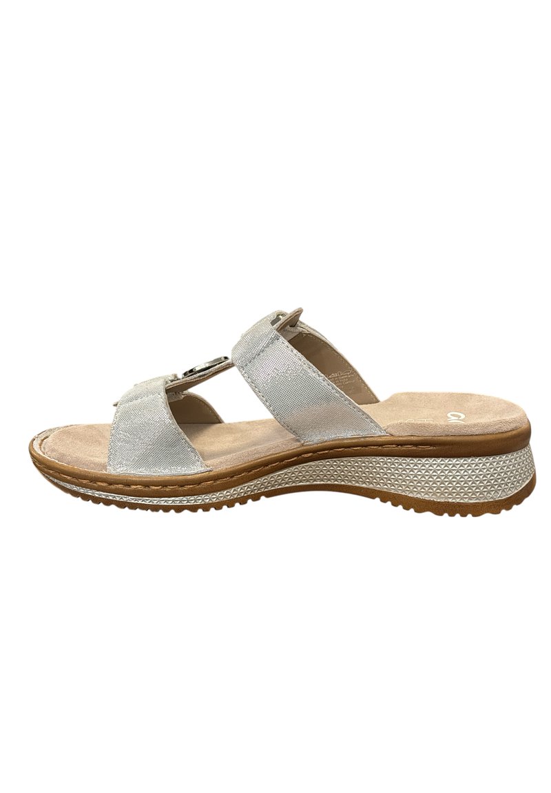 Sandalo wedge in tessuto argento con due cinturini regolabili, soletta liscia e suola in gomma testurizzata per una migliore aderenza. Accentato con dettagli metallici.