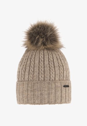 Gestrickte beige Mütze mit vertikalen Rippen, versehen mit einem großen braunen Kunstfellbommel oben und einem kleinen schwarzen Logotag an der Seite.