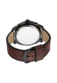 Reloj con correa de cuero marrón, caja de acero inoxidable negro, corona atornillada y fondo de cristal transparente. Presenta perforaciones en la correa.