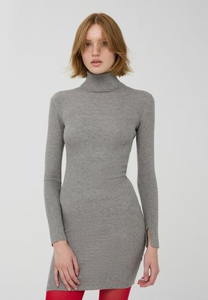 - Sukienka dzianinowa