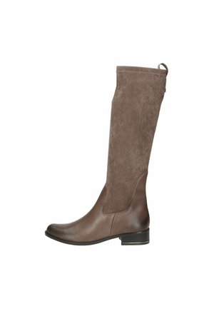 Botas marrones hasta la rodilla que cuentan con una combinación de cuero liso y ante texturizado, con un tacón plano y una lengua en la parte superior.