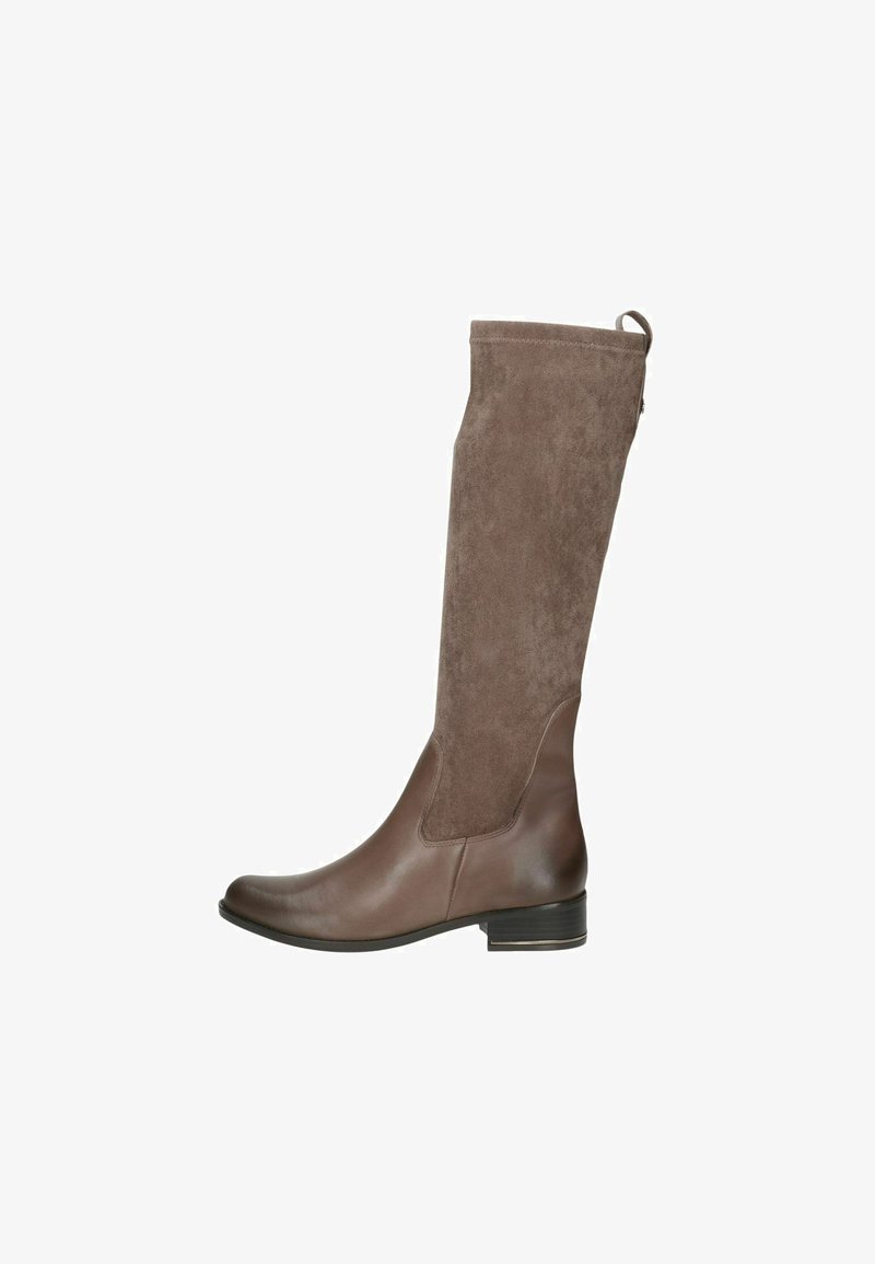 Bottes marron jusqu'aux genoux en cuir lisse et en daim texturé, avec un talon plat et une bride sur le dessus.