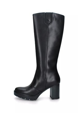 Bottes en cuir noir à hauteur de genou avec un bout arrondi et un talon épais, présentant une texture lisse et une accentuation du logo sur la tige.
