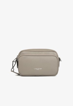 Sac bandoulière rectangulaire beige texturé avec poche avant zippée, fermoirs argentés et logo "Lancaster Paris" au centre devant.