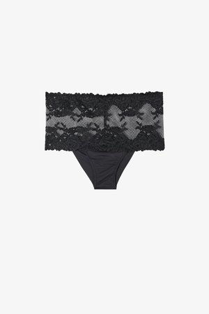 Ropa interior femenina negra con cinturilla ancha de encaje floral y panel frontal de tela sólida sobre fondo blanco.