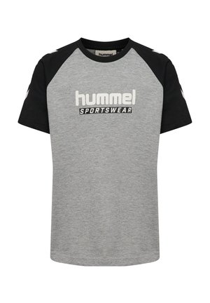Graues Baumwoll-T-Shirt mit schwarzen Raglanärmeln, "hummel SPORTSWEAR" Logo in Weiß auf der Vorderseite und einer weichen Textur.