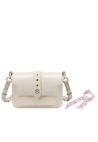 Borsa a tracolla in similpelle beige con hardware dorato, tre borchie decorative a forma di cuore e una sciarpa rosa rimovibile con cuori neri.