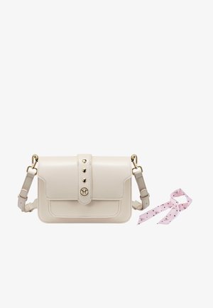 Beżowa torebka typu crossbody z ekoskóry, złotymi elementami, trzema dekoracyjnymi ćwiekami w kształcie serca oraz odpinanym różowym szalikiem w czarne serca.