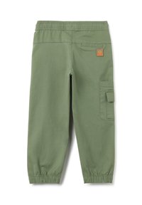 Grüne Cargo-Hosen mit elastischem Bund, umschlagenem Saum, Seiten- und Gesäßtaschen sowie einem Logopatch auf der hinteren Tasche. Glatte Stoffoberfläche.