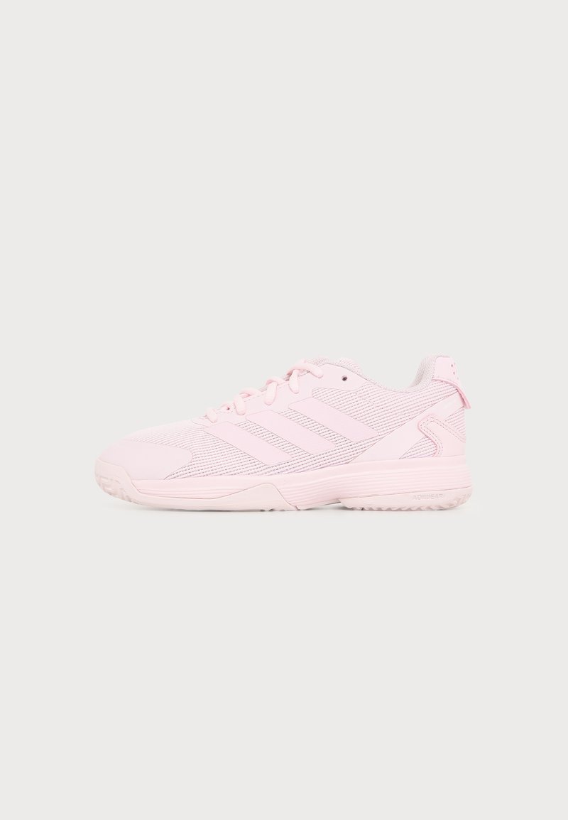 Ροζ ανοιχτό αθλητικό παπούτσι Adidas με δίχτυ στις πλευρές, μπροστινά κορδόνια και ανθεκτική σόλα, εμφανισμένο από το πλάι σε απλό ανοιχτό φόντο.