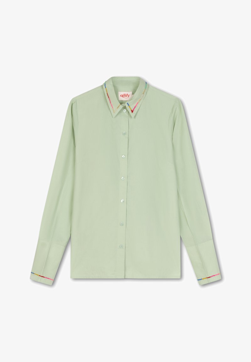 Lichtgroene overhemd met lange mouwen, voorzien van contrasterende kleurrijke bies op de kraag en manchetten, gemaakt van gladde stof.
