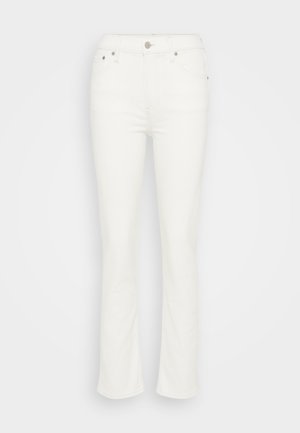 Jean en denim blanc évasés avec une taille mi-haute, fermeture à bouton à l'avant et des détails de couture minimes, offrant une texture lisse.