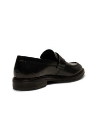 Svarta läder slip-on skor med en slät finish, rund tå och lätt upphöjd klack. Innehåller subtila sömmar och en scalloped krage design.