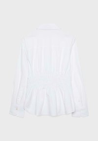 Camicia bianca a maniche lunghe con dettaglio in vita elastica arricciata, polsini con bottone e colletto classico, vista dal retro su uno sfondo neutro.