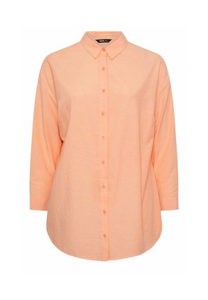 Chemise à manches longues couleur pêche clair, avec des boutons, un col pointu et un ourlet arrondi, présentée sur un fond blanc.