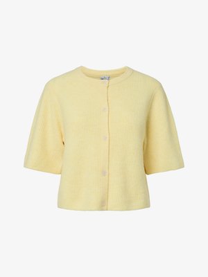 Lysegul cardigan med korte ærmer lavet af ribstrikket stof, med rund hals og fem knapper foran.